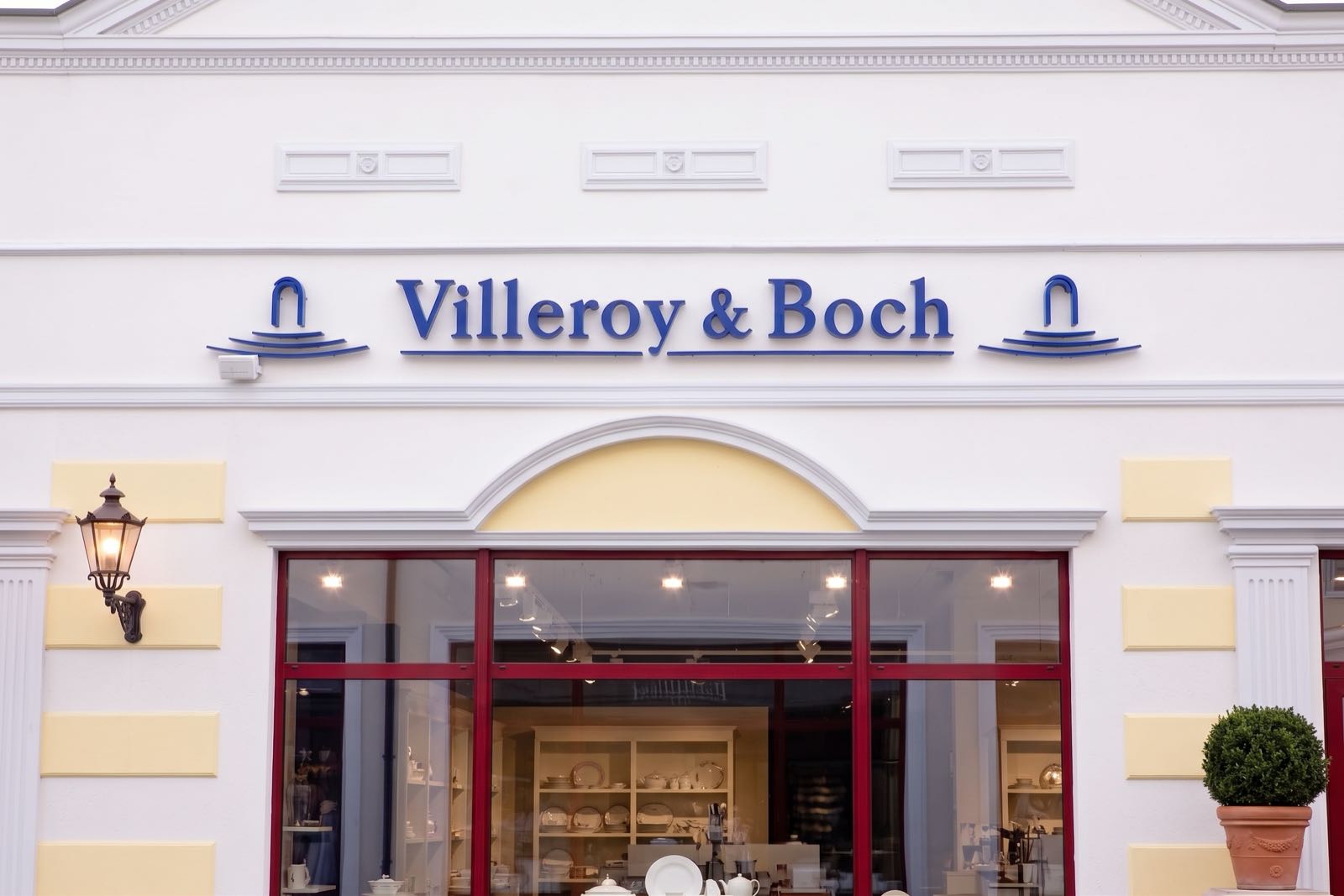 Profilbuchstaben von bohn für Villeroy & Boch an der Ladenfassade